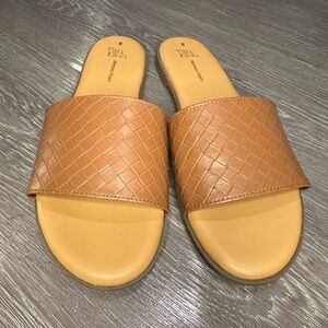 Very comfortable, casual or dressy sandal!